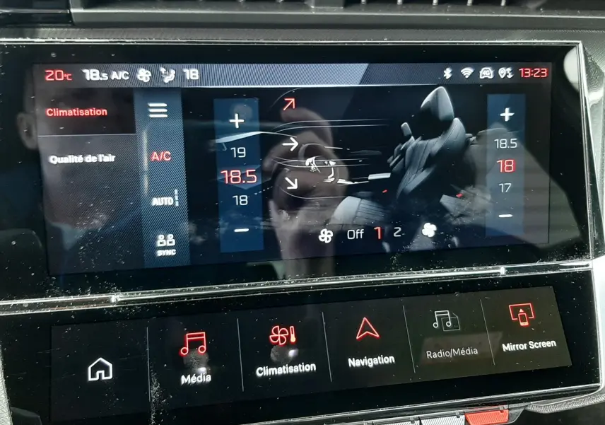 Écran tactile central de la Peugeot 308 SW 2024 montrant les réglages de climatisation et les options multimédia.