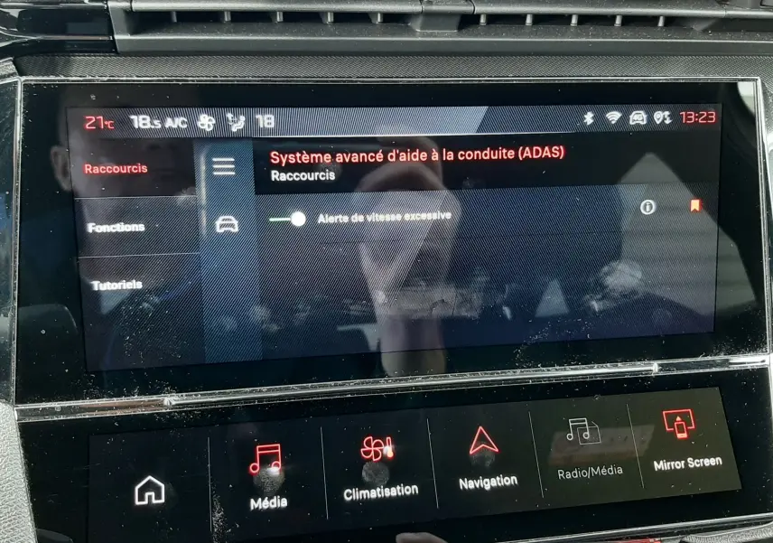 Écran tactile central de la Peugeot 308 SW blanc, affichant le menu du système avancé d'aide à la conduite (ADAS).