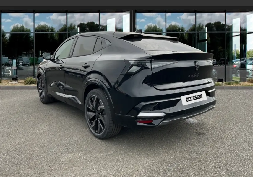 Vue 3/4 arrière droite d'une Renault Rafale noire esprit Alpine full hybrid E-Tech 200 avec jantes noires et feux LED distinctifs