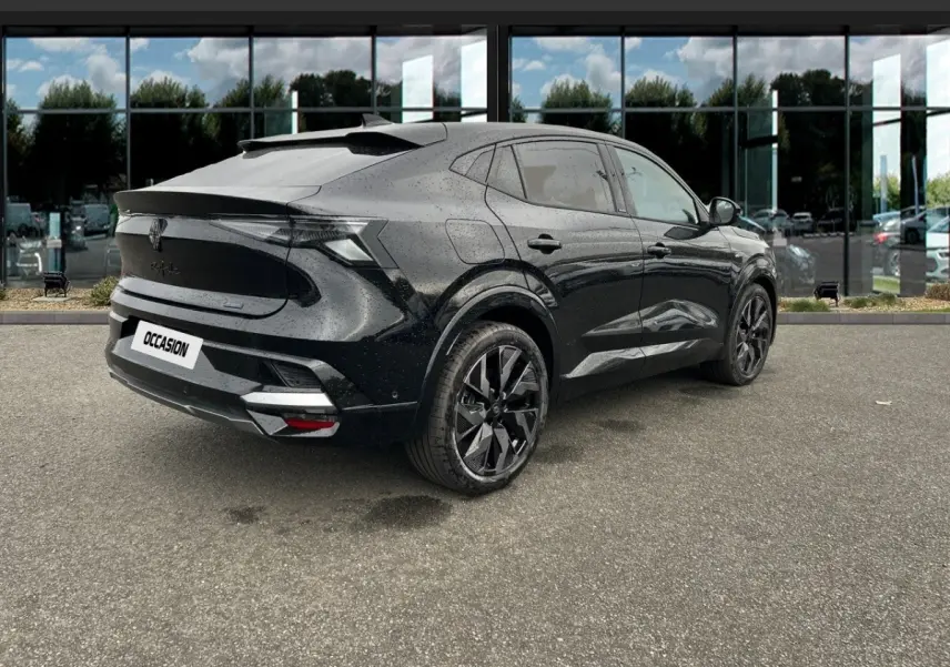 Vue 3/4 arrière droite d'un Renault Rafale noir avec lignes dynamiques et jantes noires brillantes.