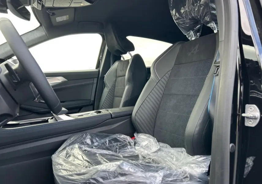 Intérieur côté conducteur de la Renault Rafale noir, sièges sport en alcantara avec logo Alpine brodé.