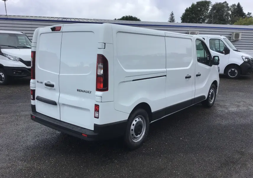 Renault Trafic Fourgon blanc en vue 3/4 arrière droit, avec portes arrière fermées et jantes acier simples.