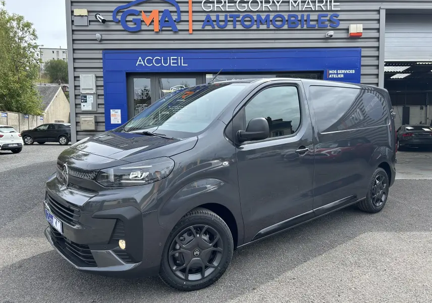 Fourgon Citroën Jumpy Ph.2 M BlueHDi 145 gris acier vu en 3/4 avant droit devant un garage Gregory Marie Automobiles.