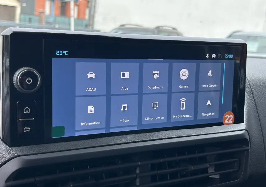 Écran tactile central du tableau de bord du Citroën Jumpy Fourgon gris acier, affichant les options de navigation et médias.
