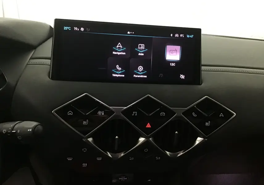 Vue rapprochée du tableau de bord noir du DS3 Crossback 2024 avec écran tactile et commandes tactiles géométriques.