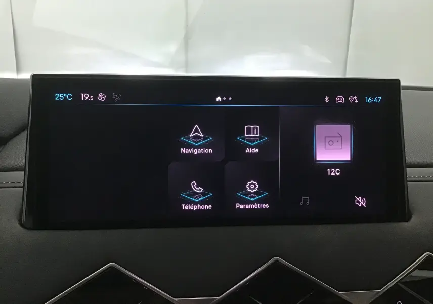 Écran tactile central du DS3 Crossback gris platinium 2024 affichant les options navigation, aide, téléphone et paramètres.
