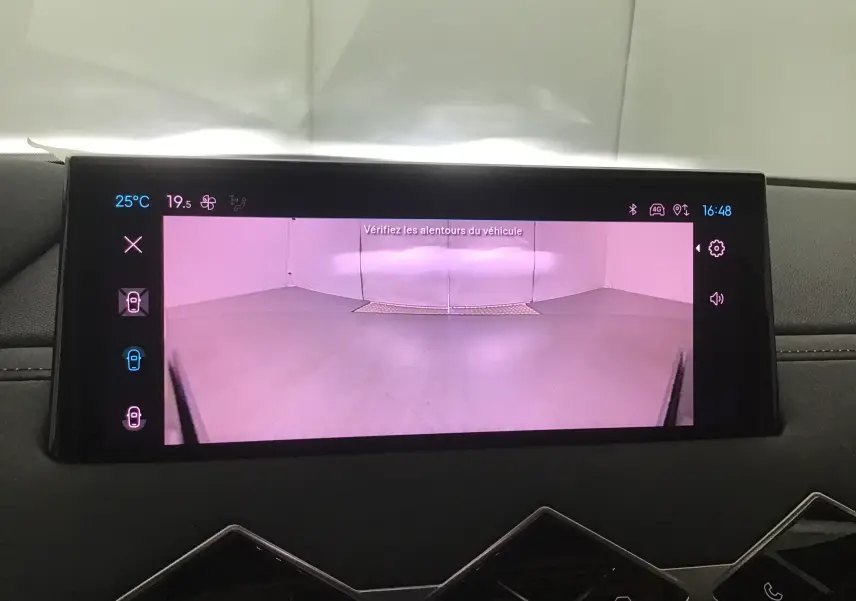 Écran central du DS3 Crossback 2024 affichant la caméra de recul dans un parking fermé, interface moderne noire.