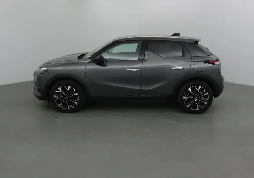DS3 Crossback gris platinium vu de profil côté gauche, soulignant ses jantes noires à motifs argentés.