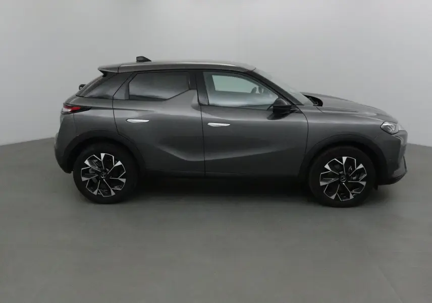 Profil côté gauche du DS3 Crossback gris platinium 2024 avec jantes noires et design sculpté des portes.