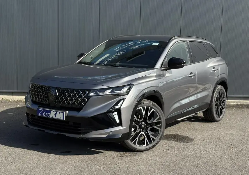 Renault Austral E-Tech gris schiste en 3/4 avant droit avec jantes alliage noires et toit noir brillant.