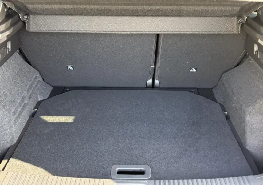 Coffre ouvert vu de face du Renault Austral gris Schiste, montrant un espace de chargement propre et bien fini.