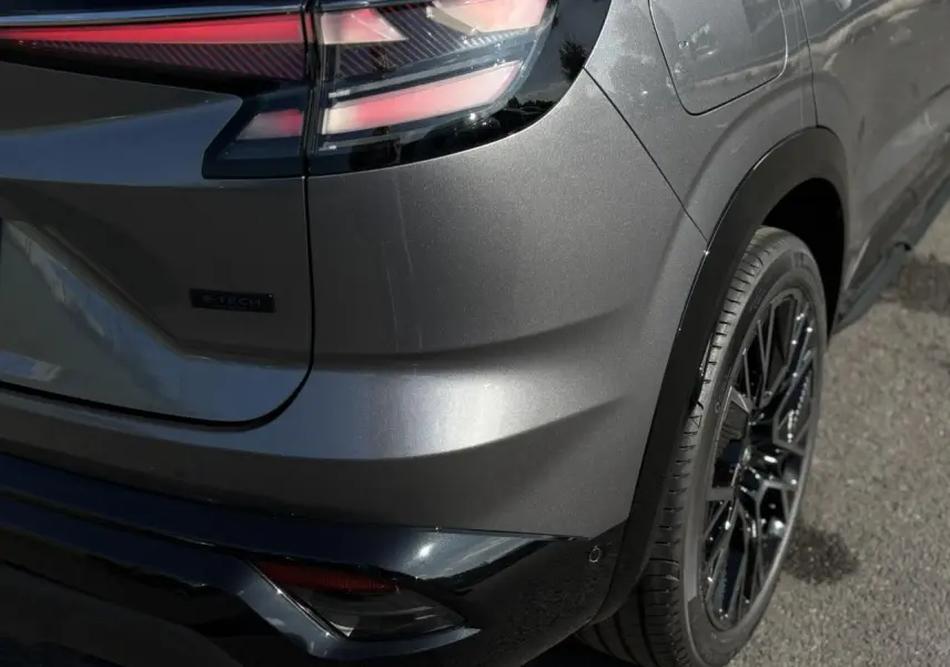 Gros plan sur l'arrière droit gris schiste du Renault Austral E-Tech avec feux LED et jante alliage noire.