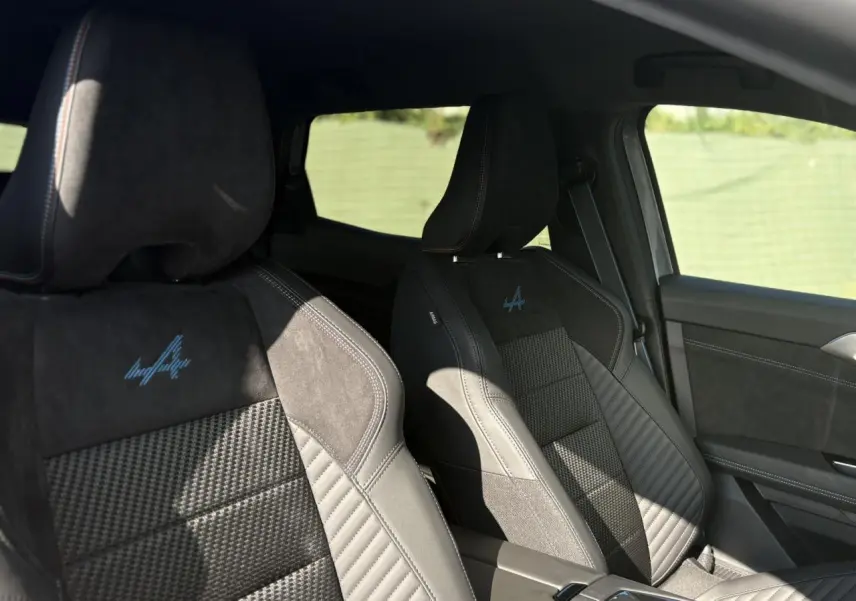 Sièges avant noirs en Alcantara avec logo Alpine brodé, vue intérieure côté conducteur du Renault Austral 2025.