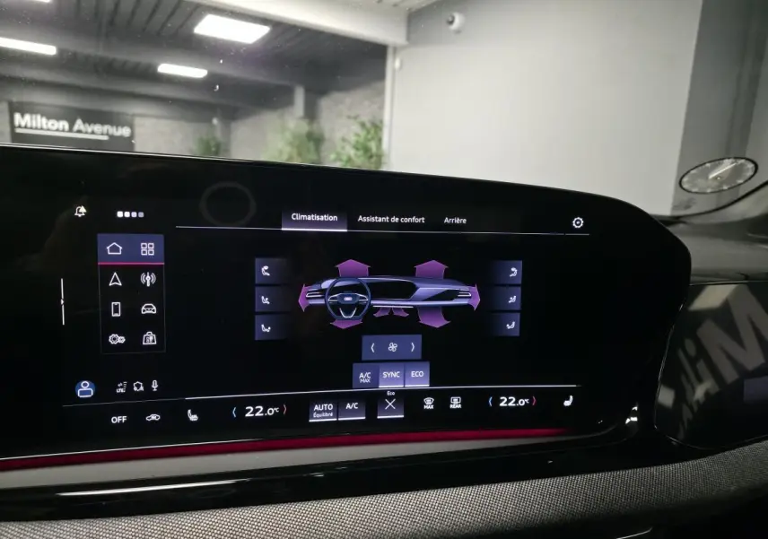 Écran tactile du système de climatisation de l'Audi A5 Avant noir, avec éclairage d'ambiance rouge visible.