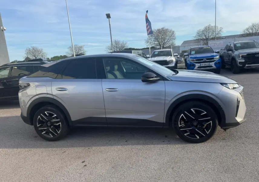 Peugeot 3008 Hybrid gris en vue de profil côté gauche, avec jantes alliage noires 19 pouces et toit noir contrasté.