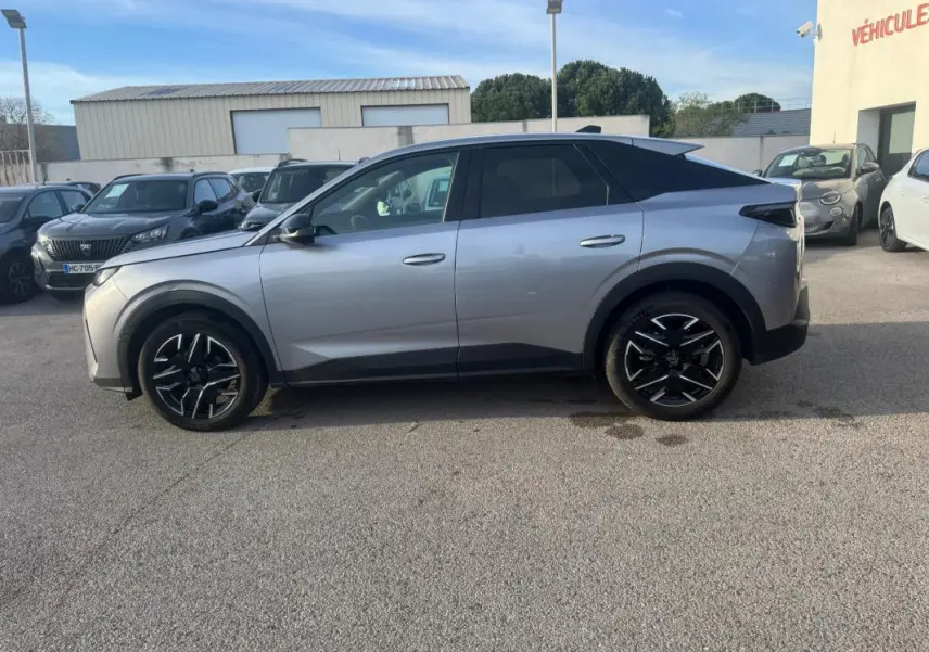 Peugeot 3008 Hybrid 145 e-DCS6 Allure gris vu de profil côté gauche avec jantes alliage 19 pouces et toit noir.