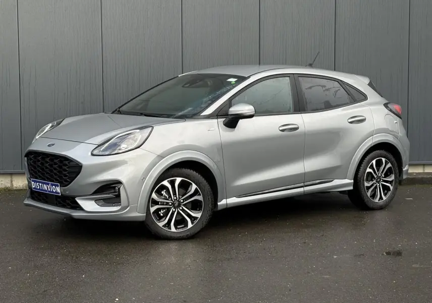 Ford Puma Ecoboost 155 ST Line gris Solar, vue 3/4 avant droit avec jantes alliage et vitres surteintées.