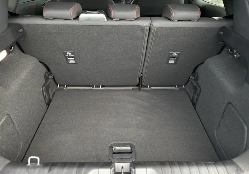 Coffre ouvert vu de l'arrière du Ford Puma gris Solar, montrant l'espace de chargement et les dossiers arrière rabattus.