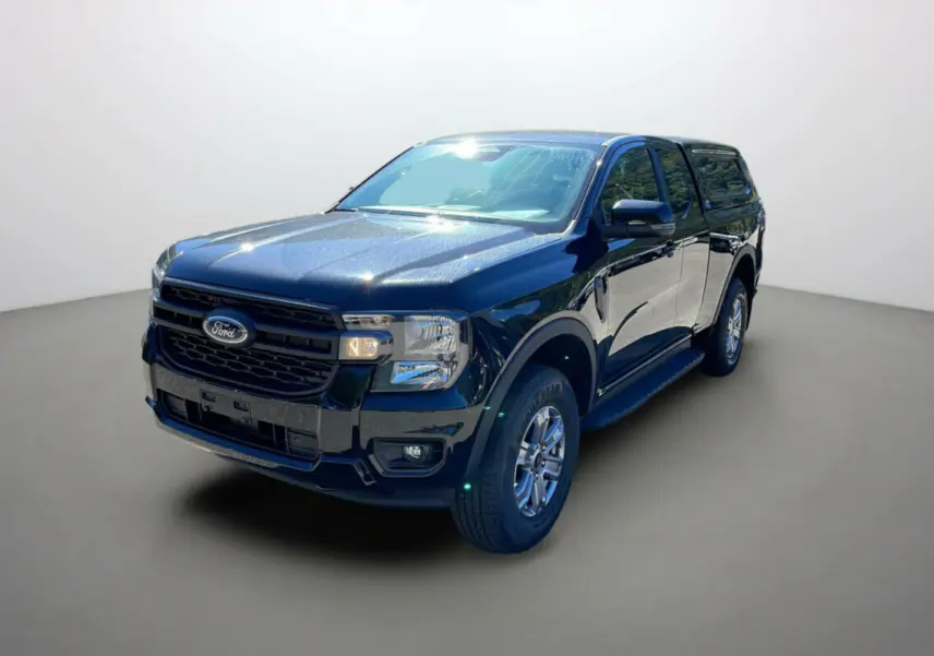 Ford Ranger noir shadow en 3/4 avant droit avec hard-top et marchepieds intégrés aux pare-chocs.
