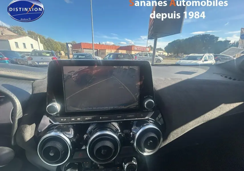Vue intérieure du tableau de bord du Nissan Juke 2020 avec écran tactile affichant la caméra de recul.