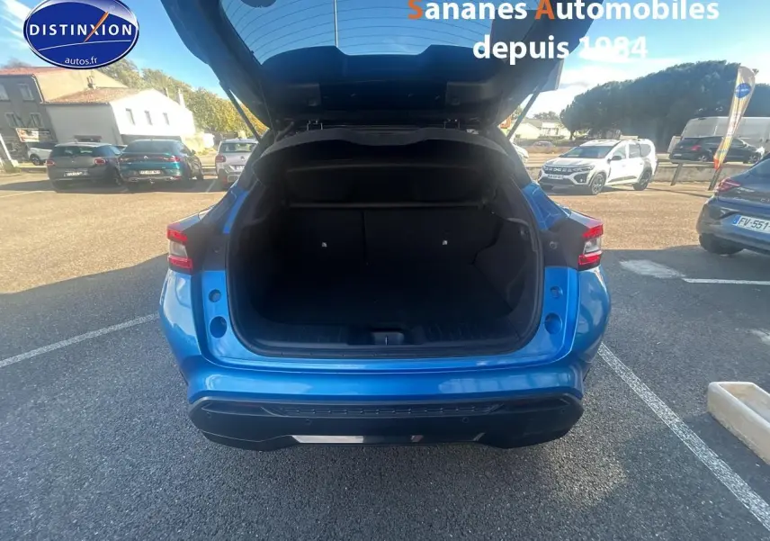 Vue arrière du Nissan Juke bleu clair 2020 avec coffre ouvert, montrant l'espace de chargement vide.