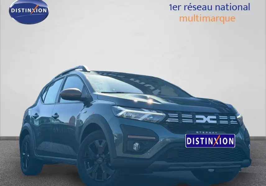 Dacia Sandero Stepway 2025 vert cèdre métallisé vue 3/4 avant avec jantes noires et barres de toit.