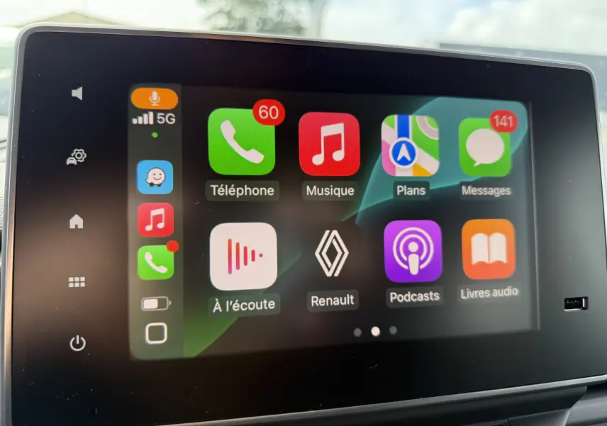 Écran tactile intérieur du Renault Trafic Combi 2025 affichant les applications téléphone, musique et navigation.