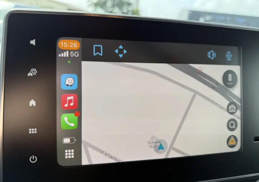 Écran tactile du système de navigation du Renault Trafic Combi gris Urban, affichant une carte et des icônes d'applications.