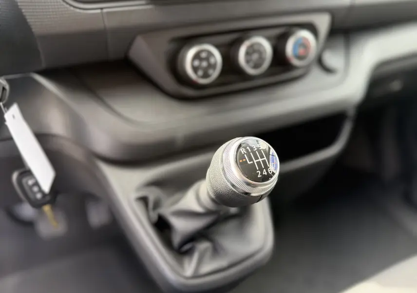 Le levier de vitesses manuel en gros plan dans l'habitacle du Renault Trafic Combi gris Urban 2025.