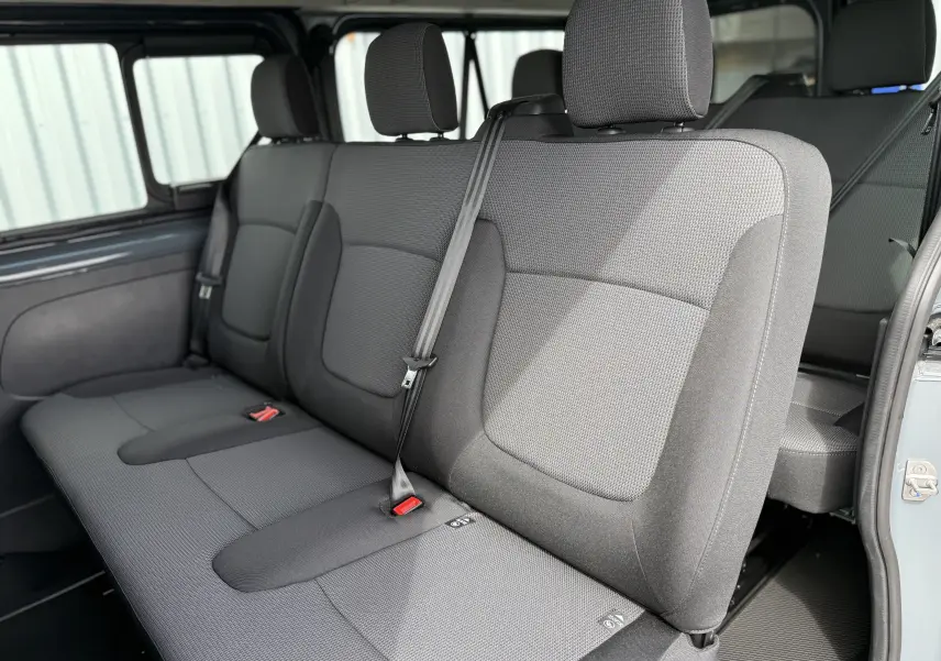 Banquette arrière en tissu gris vue de côté gauche dans le Renault Trafic Combi L2 Grand Evolution 2025.
