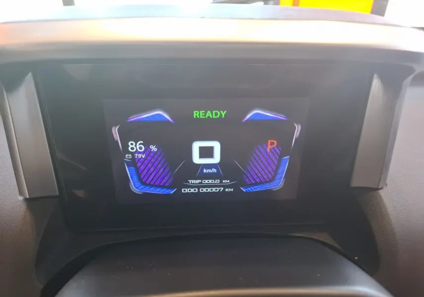 Tableau de bord numérique du SIMPLICI S1 2025 montrant l'autonomie à 86% et la vitesse à 0 km/h en mode prêt.