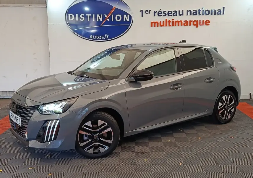 Peugeot 208 PureTech 100 S&S Allure gris foncé vue de profil côté gauche en intérieur showroom.