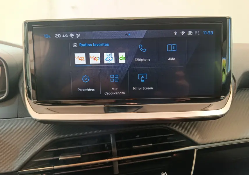 Écran tactile central de 10 pouces affichant les options multimédia dans l'habitacle d'une Peugeot 208 gris foncé.