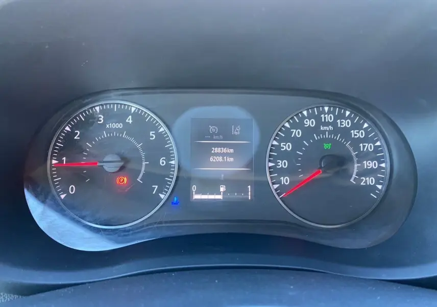 Vue rapprochée du tableau de bord du Nissan Interstar 2022, affichant le compteur de vitesse et le compte-tours.