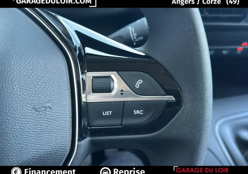 Gros plan sur les commandes gauche du volant noir du Peugeot Rifter 2024, avec boutons LIST, SRC et téléphone.