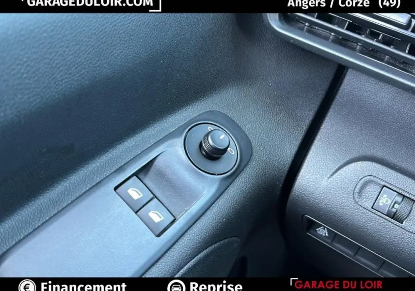 Détail des commandes de réglage des rétroviseurs et des vitres côté conducteur du Peugeot Rifter bleu 2024.