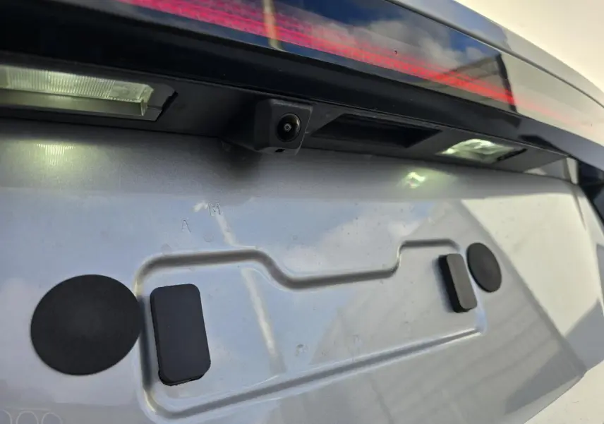 Gros plan sur la caméra de recul et la plaque d'immatriculation arrière du Hyundai Tucson 2025 en Shimmering Silver Metal.