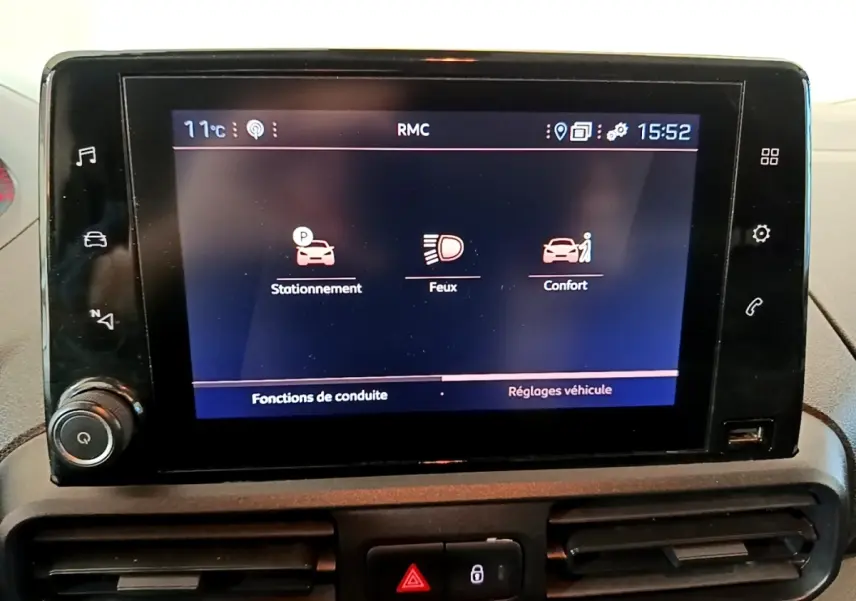 Écran tactile central du tableau de bord du Peugeot Partner 2021 affichant les options de conduite.