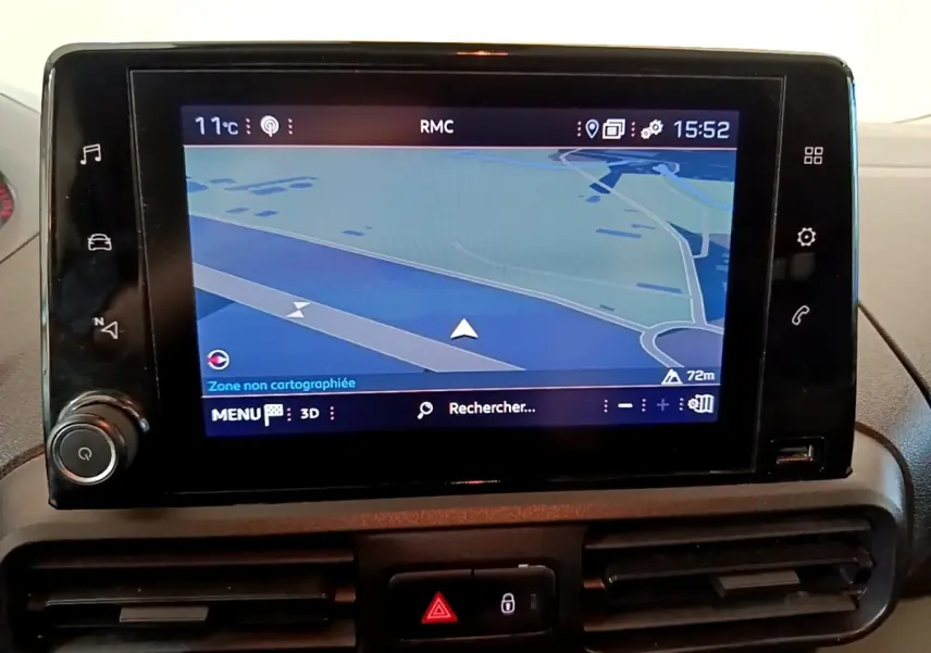 Écran tactile central du tableau de bord du Peugeot Partner 2021 affichant la navigation GPS en mode carte.