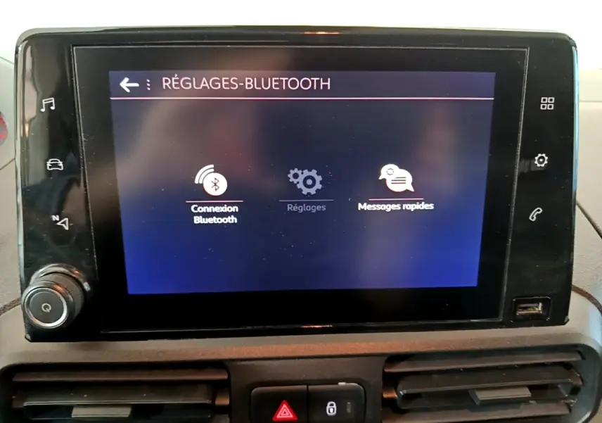 Écran tactile central du tableau de bord du Peugeot Partner blanc, affichant les réglages Bluetooth.