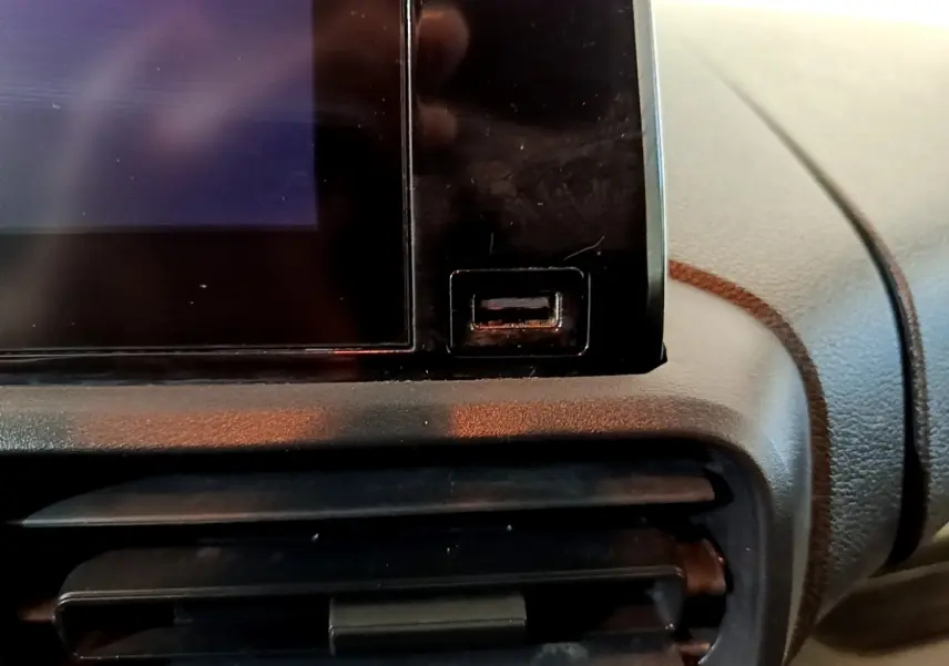 Gros plan sur la prise USB et la partie inférieure de l'écran tactile du tableau de bord du Peugeot Partner 2021.