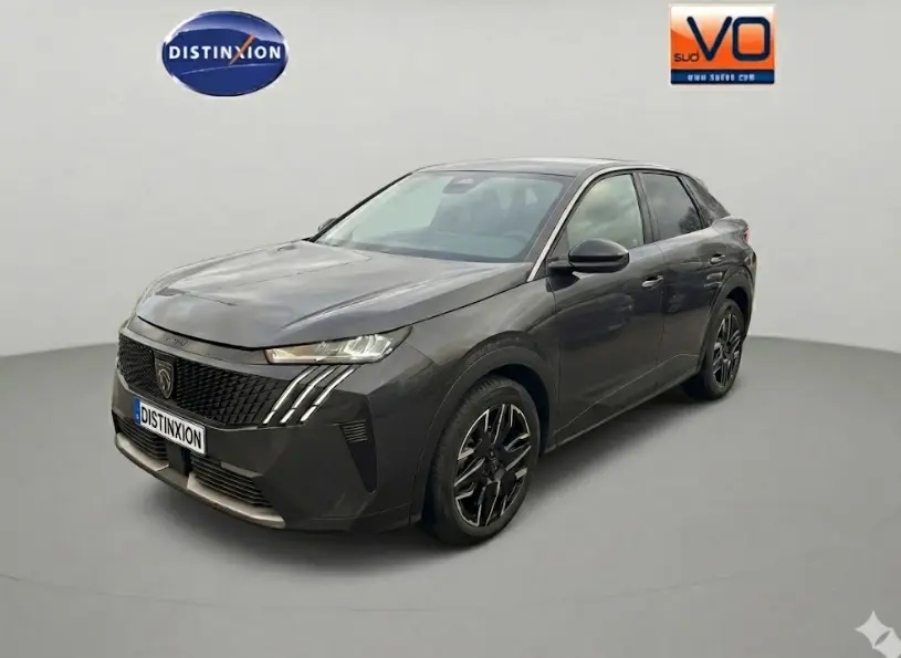 Peugeot 3008 Hybrid gris en 3/4 avant droit, avec jantes alliage noires et signature lumineuse distinctive.