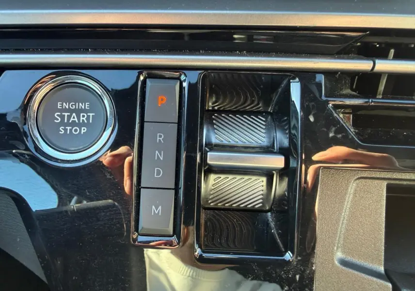 Gros plan sur la console centrale du Peugeot 3008 Hybrid 145, bouton start/stop et commandes de boîte automatique.