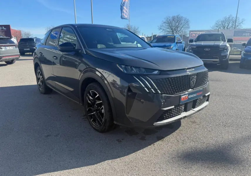 Peugeot 3008 Hybrid gris en 3/4 avant droit, avec calandre noire et jantes alliage noires 19 pouces.
