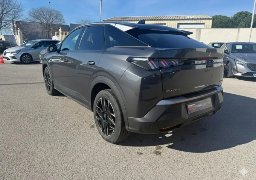 PEUGEOT 3008 Hybrid gris en 3/4 arrière droit, avec jantes alliage noires de 19 pouces et feux arrière LED distinctifs.