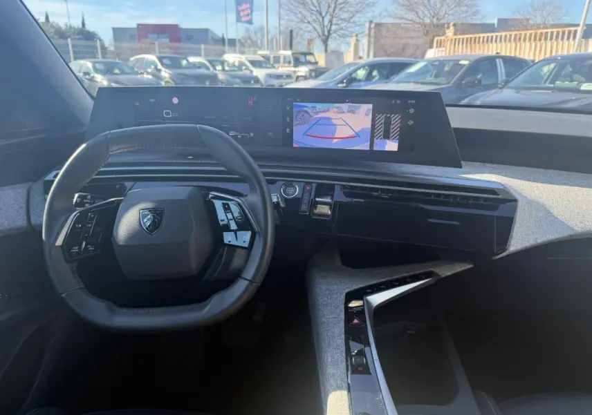 Vue intérieure du tableau de bord du Peugeot 3008 Hybrid 145 e-DCS6 Allure 2025, avec volant compact et écran numérique large.