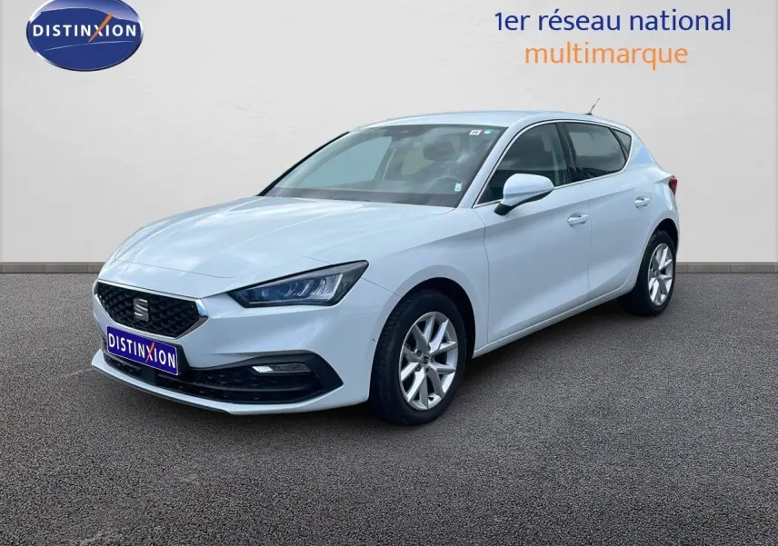 SEAT Leon 2025 blanc neige métal en 3/4 avant droit, avec calandre noire et jantes argentées.