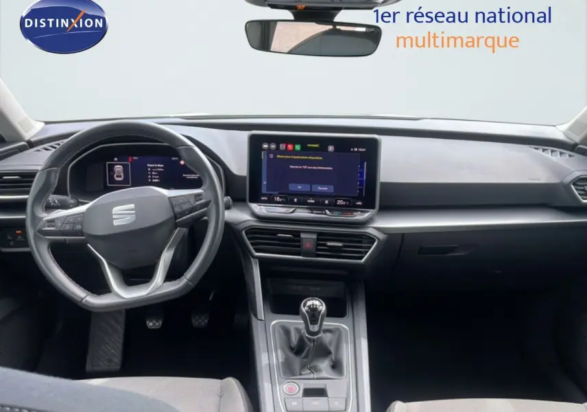 Vue intérieure frontale du tableau de bord et volant d'une SEAT LEON 2.0 TDI blanche avec boîte manuelle.