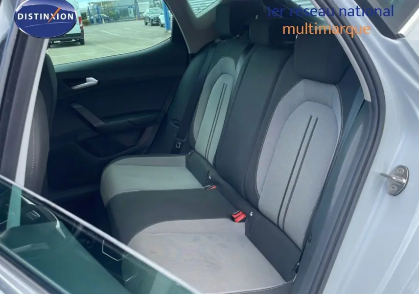 Vue intérieure côté droit des sièges arrière gris clair et noir d'une SEAT LEON blanc neige métal 2025.