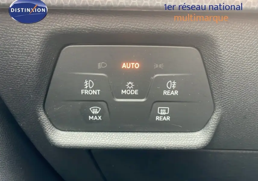Panneau de commandes d’éclairage intérieur du SEAT LEON 2.0 TDI 115CH STYLE XL, avec mode auto activé.